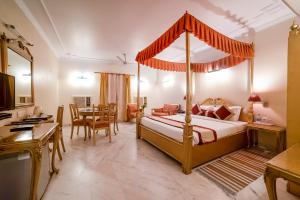 Postel nebo postele na pokoji v ubytování LMB Hotel City Centre, Jaipur