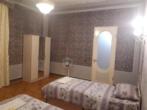 Postel nebo postele na pokoji v ubytování Royal Boutique Hotel on Kievyan