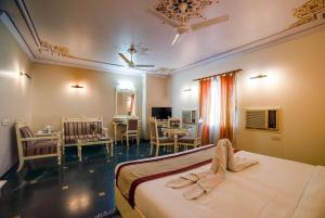 TV a/nebo společenská místnost v ubytování LMB Hotel City Centre, Jaipur