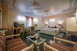 Postel nebo postele na pokoji v ubytování LMB Hotel City Centre, Jaipur