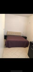 um quarto com uma cama grande num quarto em Casa lux em Rimini