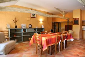 - une salle à manger avec une table et des chaises dans l'établissement EARL DOMAINES DELMAS, à Parnac