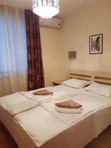 1 dormitorio con 2 camas y toallas. en Apartment in Nessebar Fort Club, en Sunny Beach