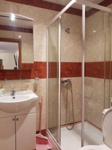 y baño con ducha y lavamanos. en Apartment in Nessebar Fort Club, en Sunny Beach