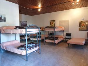 um quarto com três beliches e uma mesa em Albergue San Martin em Tui
