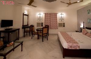 TV a/nebo společenská místnost v ubytování LMB Hotel City Centre, Jaipur