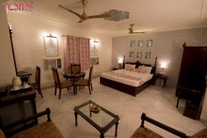 Postel nebo postele na pokoji v ubytování LMB Hotel City Centre, Jaipur