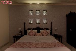 Postel nebo postele na pokoji v ubytování LMB Hotel City Centre, Jaipur