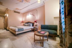 Postel nebo postele na pokoji v ubytování LMB Hotel City Centre, Jaipur
