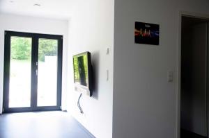 Televiisor ja/või meelelahutuskeskus majutusasutuses BikeHikeSleep Apartments