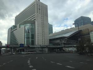 a city street with a traffic light and a tall building at ホテル リトルチャペルクリスマス 梅田 in Osaka