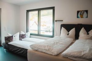Llit o llits en una habitació de BikeHikeSleep Apartments