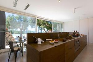 een keuken met een groot houten aanrecht en een tafel bij Tenuta Regina in Castrignano del Capo