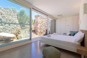 een slaapkamer met een bed en een groot raam bij Tenuta Regina in Castrignano del Capo