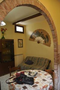 マッサ・マリッティマにあるTuscan Rustic Apartmentのベッド1台とテーブルが備わる部屋 +8枚の写真