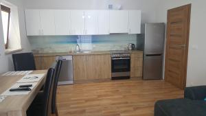 Kuchyňa alebo kuchynka v ubytovaní Apartamenty Kapitanskie