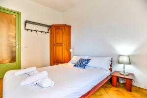 a bedroom with a bed with towels on it at Basic Platja in Barcelona