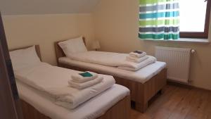 Posteľ alebo postele v izbe v ubytovaní Apartamenty Kapitanskie