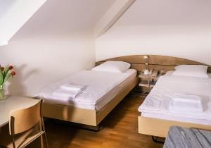 Postel nebo postele na pokoji v ubytování Château de Bossey