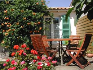 صورة لـ La Passerose jardin clos 300mplage la Couarde sur mer في لا كوردي سور مير