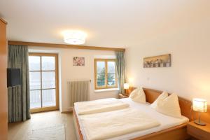 Postel nebo postele na pokoji v ubytování Hotel Garni Dorferwirt am Irrsee