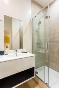 La salle de bains est pourvue d'un lavabo et d'une douche. dans l'établissement CMG Marché d'Aligre - Nation D, à Paris
