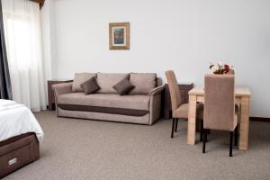 A seating area at IPN APARTMENTs