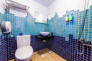墾丁的住宿－墾丁南海旅店，蓝色瓷砖浴室设有卫生间和水槽