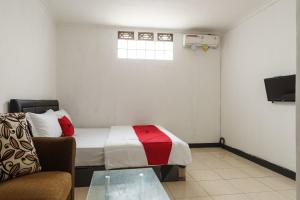 Posteľ alebo postele v izbe v ubytovaní RedDoorz @ Cibogo Puncak Bogor 2