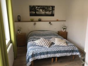 - une chambre avec un lit et 2 oreillers dans l'établissement Belapparthotel Arras, à Arras