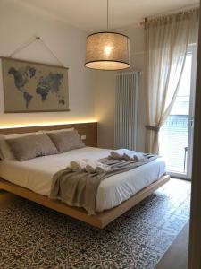 ein Schlafzimmer mit einem großen Bett mit einer Karte an der Wand in der Unterkunft Dimora Labbate in Polignano a Mare
