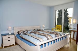 sypialnia z dużym łóżkiem i oknem w obiekcie Chasa Miramunt 9 w mieście Scuol