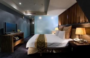 Un pat sau paturi într-o cameră la H.M.Hotel