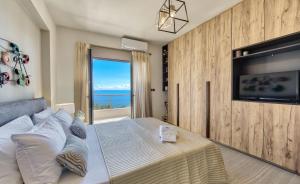 Postel nebo postele na pokoji v ubytování Pasithea Elegant Villa + 37 fotografií