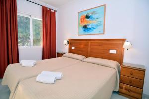 Cama ou camas em um quarto em Apartamentos HC Burriana Playa
