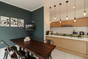 a dining room with a table and a kitchen at RedDoorz Plus near Exit Toll Puncak 2 in Bogor