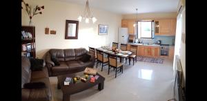 sala de estar con sofá y mesa en Sharon's Stone Villa, en Rethymno
