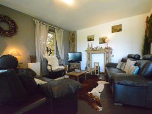 sala de estar con sofá y TV en Peaceful Cottage in Jehonville, en Jehonville