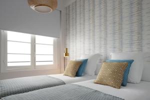 Katil atau katil-katil dalam bilik di Sunset by FeelFree Rentals
