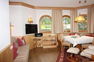 ein Wohnzimmer mit einem Sofa und einem Tisch in der Unterkunft Vronis Waldhaus ADULTS ONLY in Mayrhofen