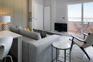 sala de estar con sofá y TV en Sunset by FeelFree Rentals, en San Sebastián