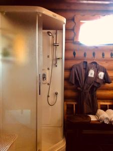 uma casa de banho com um chuveiro e um roupão de banho em Villa Lotus em Zhemoytele