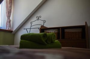 Posteľ alebo postele v izbe v ubytovaní Apartman Őri