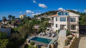 Bazén v ubytování Pasithea Elegant Villa nebo v jeho okolí