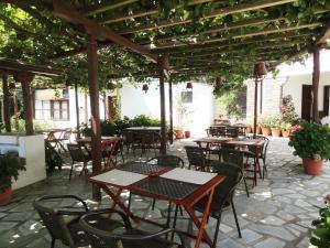 Reštaurácia alebo iné gastronomické zariadenie v ubytovaní Hotel Vrionis