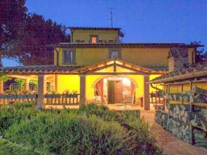 a large house with a large front yard at Colours and scents from Tuscany await you in this wonderful property in Terranuova Bracciolini