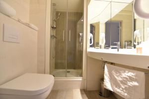 une salle de bain avec toilettes, lavabo et douche dans l'établissement The Originals City, Au Relais Saint-Éloi, Tours, à Tours 26 autres photos