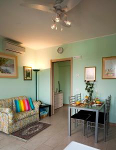 Zio Stefy في سيتاديلا: غرفة معيشة مع أريكة وطاولة
