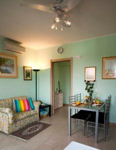 a living room with a couch and a table at Zio Stefy in Cittadella