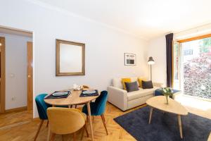 A seating area at Apartamentos Plaza de España